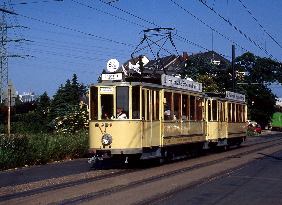 Um 2000 sind die Rheinbahn-Museumswagen 583 und 797 als Linie 8/E auf der Straße Am Kuhtor in Düsseldorf-Hamm unterwegs. Viele Jahrzehnte verkehrte die Linie 8 nach Hamm, heute fährt dort die Linie 708.
