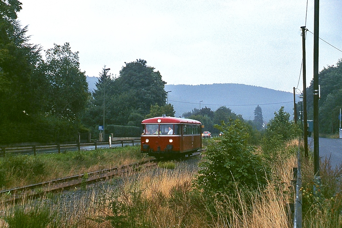 Um 2005 brummt ein VT 98 der Oleftalbahn seinem nächsten Ziel Gemünd entgegen