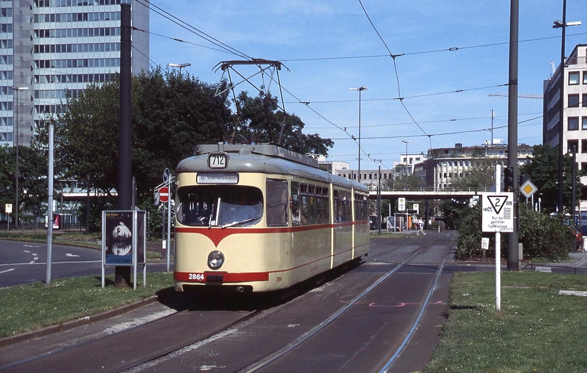 Um 2005 verlässt der Rheinbahn-GT8 2864 den Jan-Wellem-Platz in Richtung Heinrich-Heine-Allee. Seit der Betriebsaufnahme der Ost-West-U-Bahn am 21.02.2016 verkehren hier keine Straßenbahnen mehr.
