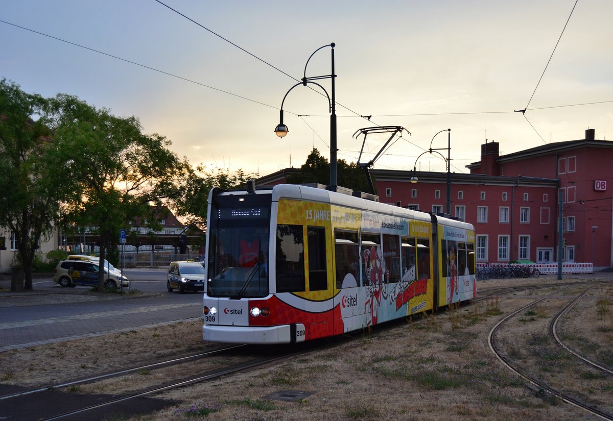 Um 20:39 verlässt Tw309 den Hauptbahnhof Dessau als letzte Fahrt auf der Linie 1 nach Tempelhofer Straße für diesen Tag ehe es am nächsten Morgen um 5 Uhr wieder los geht.

Dessau 27.07.2018