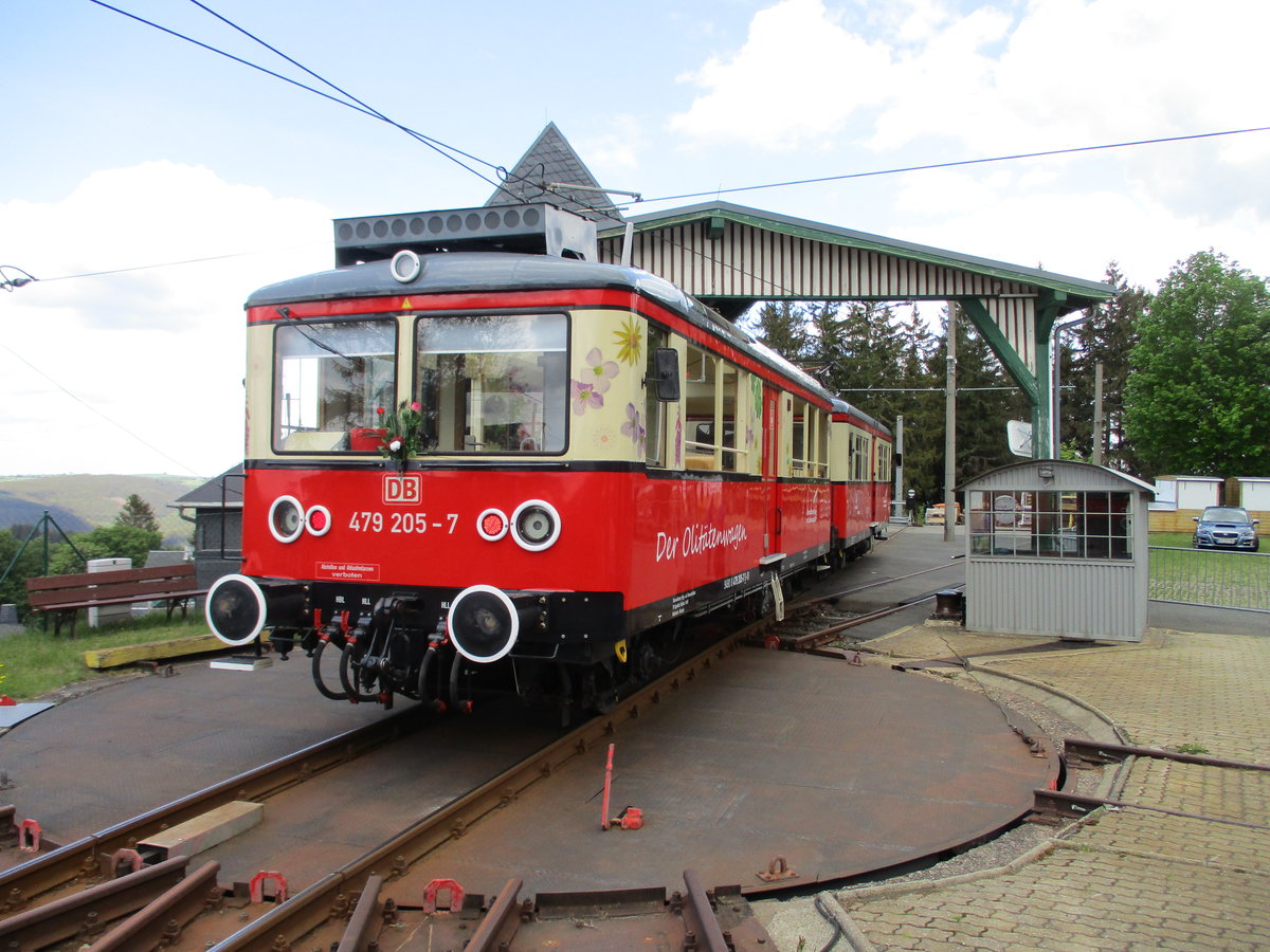 Um an den Bahnsteig in Lichtenhain zukommen mußte der 479 201/205,am 27.Mai 2020,über die Drehscheibe fahren.