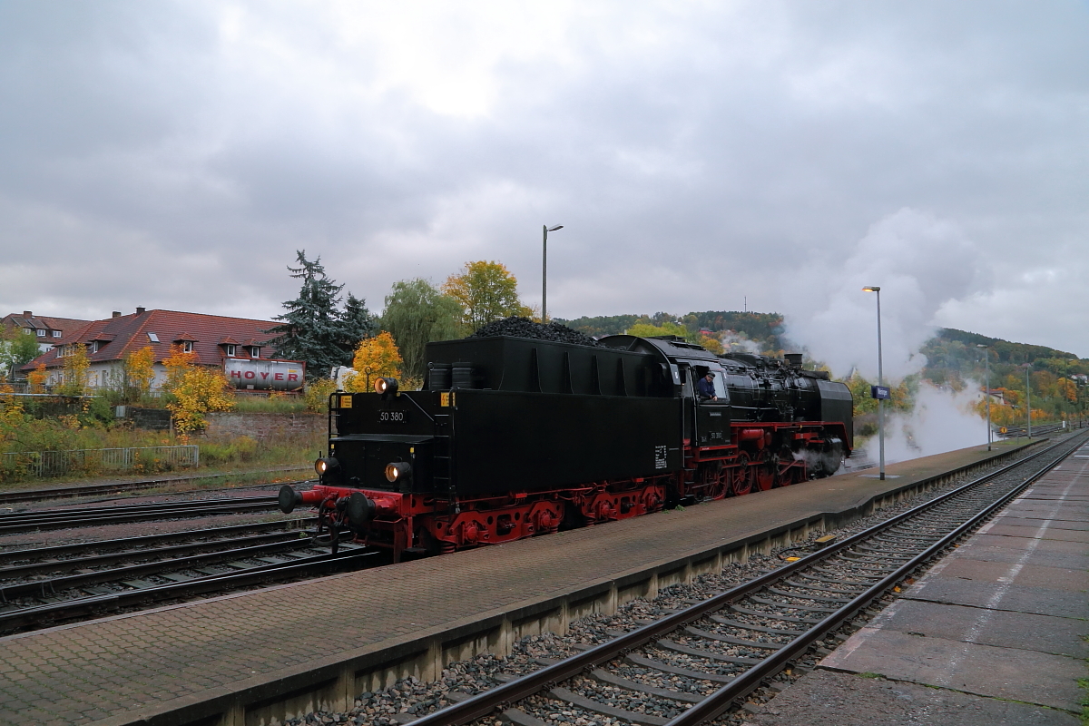 Um ans andere Ende ihres Sonderzuges nach Arnstadt zu gelangen, setzt hier die Meininger 50 380 am 07.10.2017 im gleichnamigen Bahnhof über Gleis 2 um.