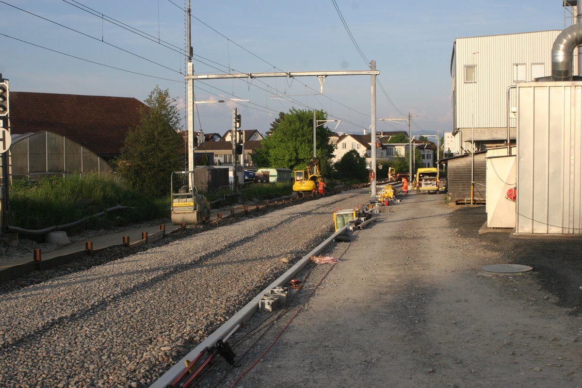 Um den Anschluss an die Hochgeschwindigkeitsstrecken in Deutschland zu gewährleisten, wird derzeit zwischen St. Gallen und Rorschach der letzte einspurige Abschnitt zwischen Goldach und Rorschach ausgebaut.
Das alte Gleis ist bereits ausgebaut, das neue noch nicht drin. Die Bauarbeiten sind voll im Gange. An diesem Wochenende wurde der Bahnbetrieb durch Bahnersatzbusse geführt.
Fotostandpunkt: öffentlicher Kiesparkplatz, der bis an die Strecke heranreicht.

Goldach, 09.05.2020
