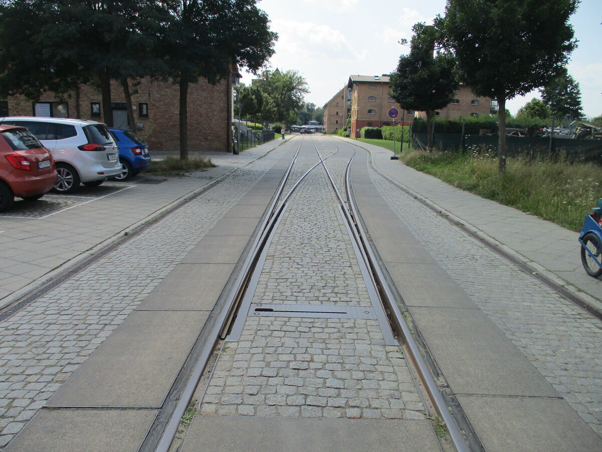 Um auch lokbespannte Züge,auf der Neustrelitzer Hafenbahn einsetzen,zu können gibt es kurz vor dem Streckenende diese Ausweiche.Aufgenommen am 24.Juli 2021.