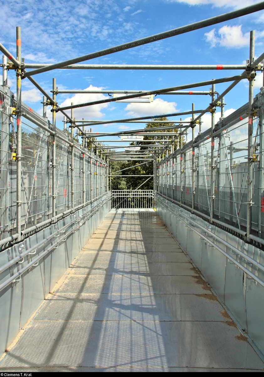 Um auf Gleis 2 zu gelangen, müssen Reisende im Bahnhof Güterglück auf der Bahnstrecke Biederitz–Trebnitz (KBS 254) seit Ende 2018 eine provisorische Überführung nutzen. Der Personentunnel wurde verfüllt.
[10.8.2019 | 12:01 Uhr]