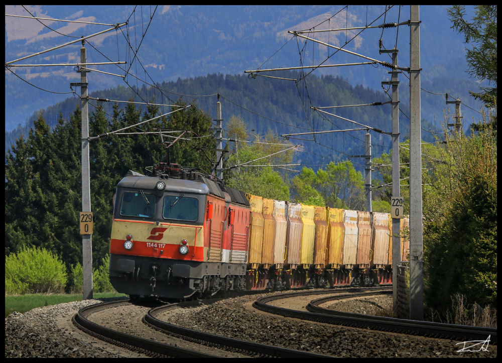 Um den außerplanmäßigen Hackschnitzelzug von Selzthal nach Zeltweg zu bringen war am 24.04.2017 die 1144.117 samt einer Schwester eingeteilt. Spielberg