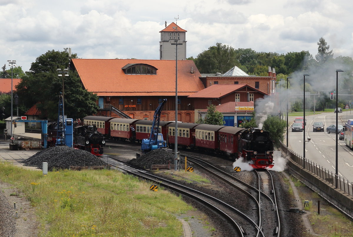 Um die Bekohlungsanlage herum geht es für 99 236 mit dem P8903 (Wernigerode - Eisfelder Talmühle), den sie bis nach Drei Annen Hohne bringen wird. Dort übernimmt sie den P8920 (Nordhausen Nord - Brocken).

Wernigerode, 13. August 2017