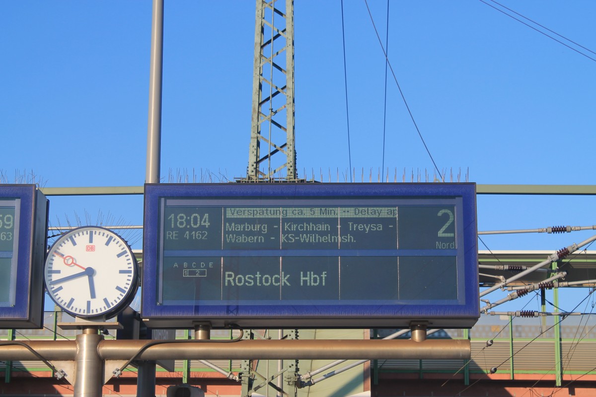 Um eine bessere Nutzung des Wochenendtickets zu ermglichen hat die DB neue langlaufende REs wie diesen hier am 29.9.13 in Gieen geschaffen. Oder wo soll die Reisen sonst hin gehen?