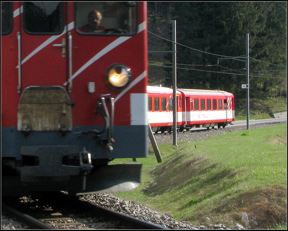 Um den Bogen

Regionalzug zwischen Hospental und Andermatt im Urserental. 

13.05.2008 (J)
