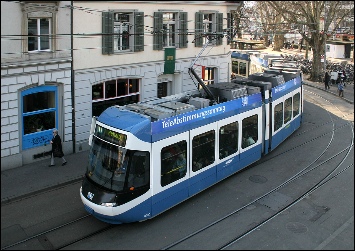 Um die Ecke -

Eine Straßenbahn biegt am Bahnhof Stadelhofen um eine Häuserecke um dann die lange Steigungsstrecke zur Rehalb zu befahren. 

09.03.2008 (M)
