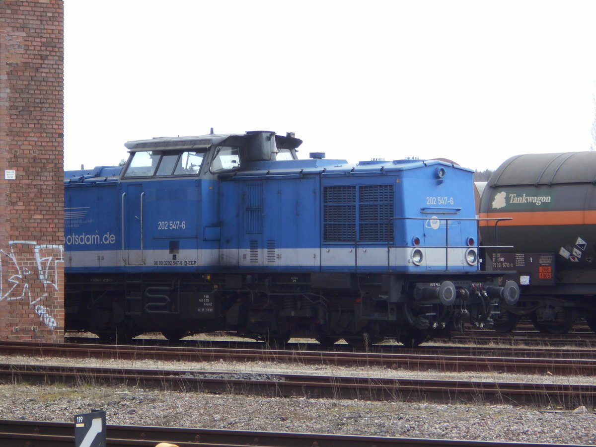 Um die Ecke,am Aw Eberswalde,schaute am 24.März 2019,die EGP 202 547.Aufnahme,da das Aw Gelände eingezäunt ist,durch den Zaun.