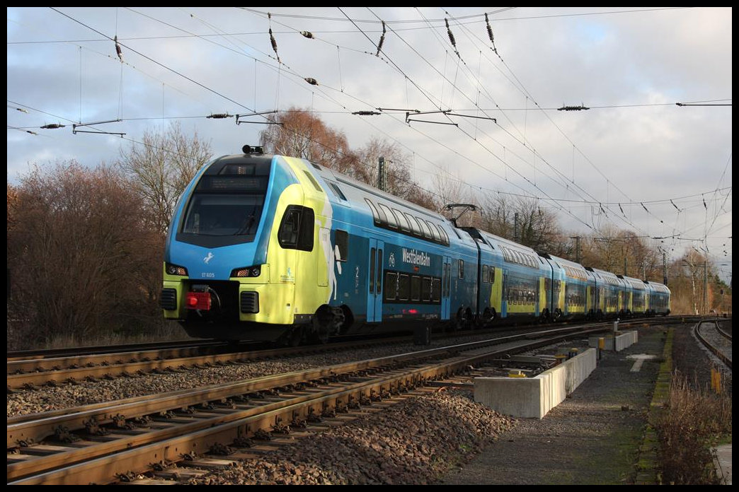 Um den Fahrzeugmangel auf der RB 66 zwischen Osnabrück und Münster zu kompensieren, mietete die Eurobahn zwei Kiss Triebwagen der Westfalenbahn an. Die erste Fahrt am 10.12.2018 machte der ET 605 der WFB, hier beim Verlassen des Bahnhof Hasbergen in Richtung Münster um  10.29 Uhr zu sehen.
