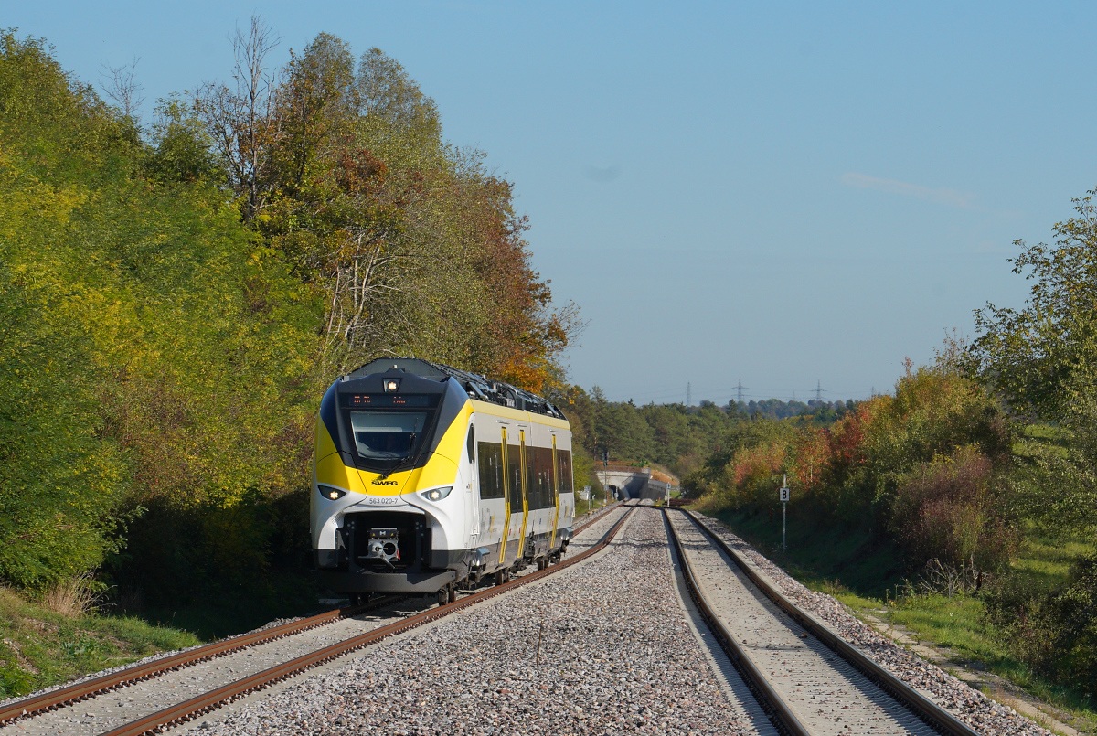 Um fliegende Zugkreuzungen und damit einen 30-Minuten-Takt auf der jetzt als  Hermann-Hesse-Bahn  firmierenden w�rttembergischen Schwarzwaldbahn zwischen Renningen und Calw zu erm�glichen, wurde der fr�here Haltepunkt Ostelsheim zu einem 1,9 km langen Kreuzungsbahnhof ausgebaut, dort f�hrt am 15.10.2026 der 563 020-7 ein
