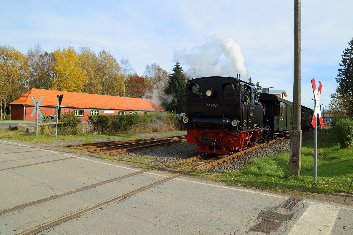 Um für die Fotofreunde nochmals durch die Wendeschleife zu fahren, verläßt hier 99 6101 mit ihrem IG HSB-Sonderzug, am Nachmittag des 18.10.2014, gerade den Bahnhof Stiege.