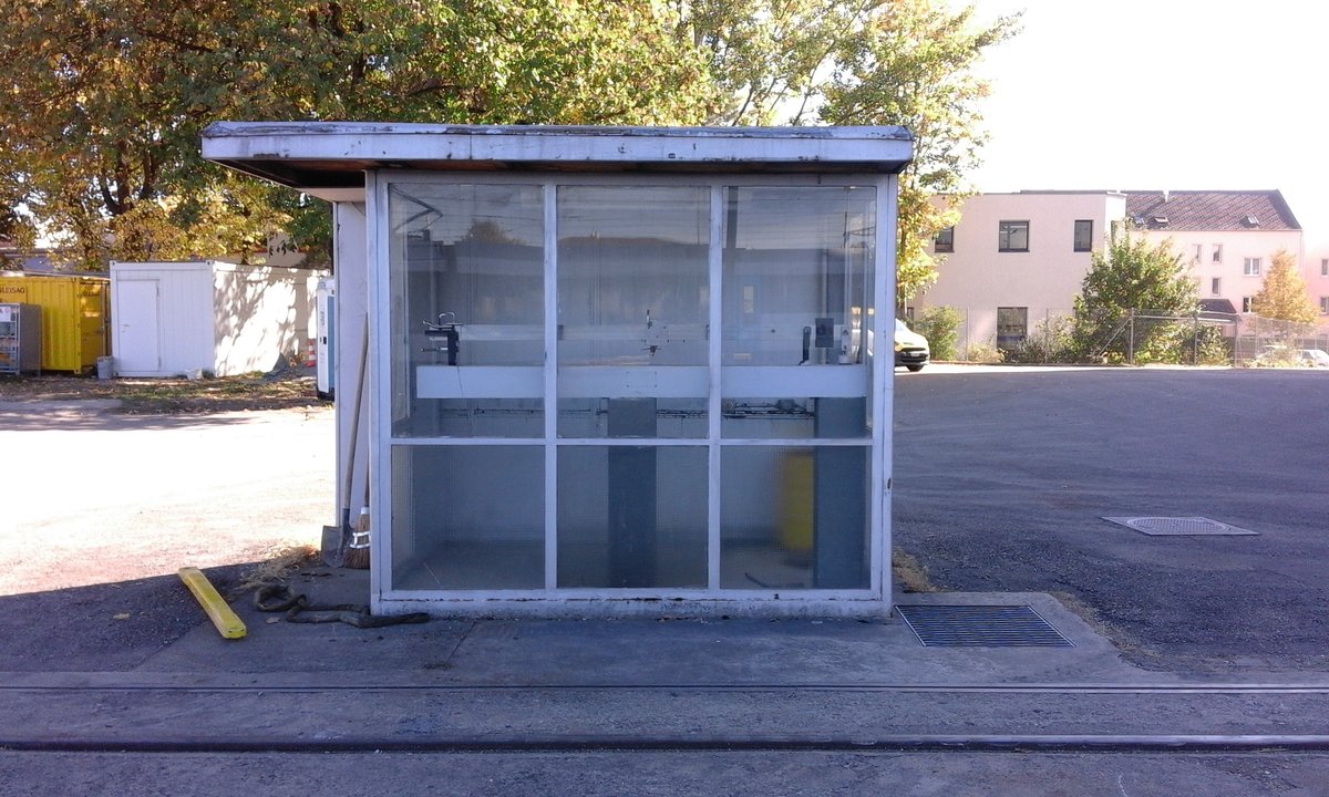 Um die Getreidewagen richtig beschriften zu können, betreibt die Silo AG in Wil auf dem Vorplatz dieses Waagehäuschen.

Das Bild entstand vom öffentlich frei zugänglichen Vorplatz der Silo AG in Wil.

Wil SG, 12.10.2018