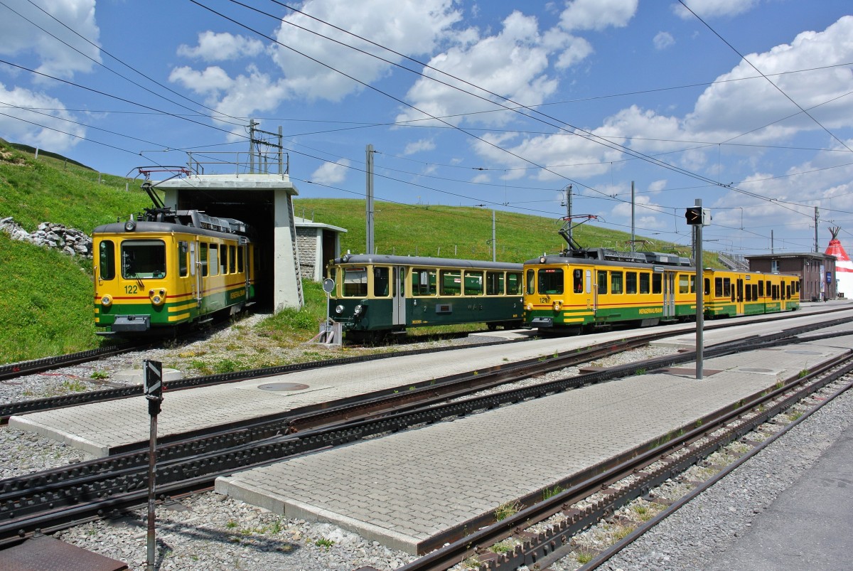 Um der Hitze zu entfliehen muss man aktuell auf ber 2000 m Reisen. Diese Gelegenheit nutzte ich um die noch eingesetzten BDeh zu dokumentieren. Zahlreiche Pendel wurden mittlerweile bereits abgebrochen, nun habe ich wieder einen berblick was noch vorhanden ist; Mit der Ablieferung der neuen Panos fr die Wengen-Seite werden die BDeh nur noch als Verstrkungszge eingesetzt. Die drei Pendel, v. l. n. r. 122, 117 (einer der ganz alten Pendel) und 121 warten in kleine Scheidegg auf den Rckreiseverkehr, 07.07.2015.
