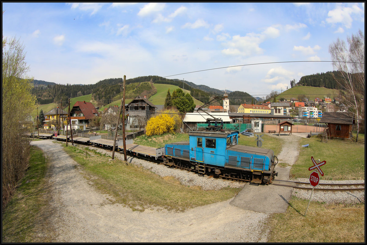 Um das Jahr 1400 herum wird vermutet das die Kirche zu St. Jakob am Hochlantsch errichtet wurde. 
Ab 1827 dem Heiligen Jakobus geweiht steht der Sakralbau inmitten der Ortschaft und hat seine Erscheinung in den Jahrhunderten von Gotisch auf Barock verändert. 
Leider sind so manche  Fotostandorte nächst der zugehörigen Bahnhaltestelle zugewachsen:

https://www.bahnbilder.de/bild/oesterreich~schmalspurbahnen~breitenauerbahn/1027481/lok-e3-der-breitenauerbahn-faehrt-mit.html


Darum musste mal die Leiter und das Fischauge herhalten. 
3.04.2019