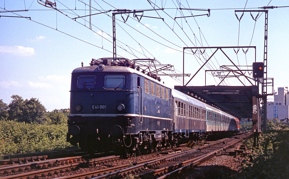 Um die Jahrtausendwende war die zukünftige Museumslok 141 001 bereits  in altem Gewand  im Plandienst unterwegs. Am 14.5.2000 überquert sie den Main in Frankfurt-Niederrad. Interessant auch die Silberling-Farbvarianten im Zug. 