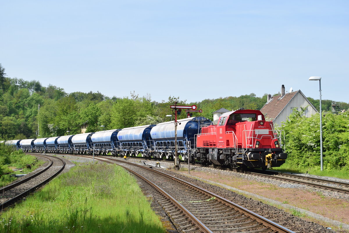 Um Kurz nach 12 rollte 261 054-1 mit einem leeren Kalkzug aus Richtung Limburg in Kerkerbach ein.

Kerkerbach 01.05.2024