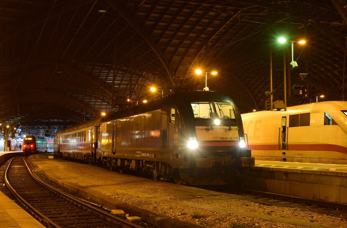 Um kurz nach 6 steht 182 519 mit dem AKE Rheingold nach Lübeck in Köln Hauptbahnhof bereit.

Köln 26.11.2022