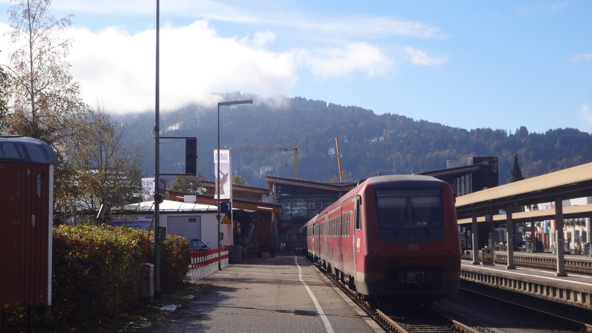 Um Oktober 2014 wurden, da in Kempten zu wenig 612 vorhanden waren, auf den RE-Linien nach Obertdorf/Lindau vorrübergehend mit 611ern ausgeholfen, die vorallem in der HVZ eingesetzt wurden. Hier sind 611 005 und 044 in Oberstdorf zu sehen.
