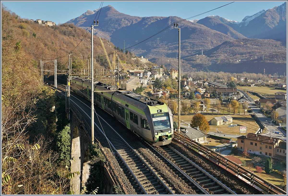 Um den Preis die Seite des Zuges in Schatten zu haben, bietet diese Bild einen schönen Ausblick ins Tal. 
BLS RABe 535 112  Lötschberger  auf der Fahrt Richtung Domodossola kurz vor Preglia.
21. Nov. 2017