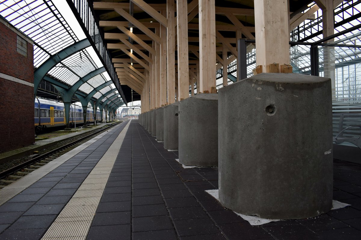 Um die Reisenden vor eventuell herabfallenden Teilen der maroden Oldenburger Bahnsteighalle zu schützen, wurde in den letzten Tagen auf dem Bahnsteig 7/8 diese Holzkonstruktion errichtet. Die übrigen Bahnsteige sollen folgen. Wie lange die Oldenburger sich an diesen Anblick gewöhnen müssen ist unklar, bis jetzt sind keine Schritte zur Sanierung der Halle unternommen worden obwohl die Schäden seit vielen Jahren bekannt sind. Aufgenommen am 08.01.2017.