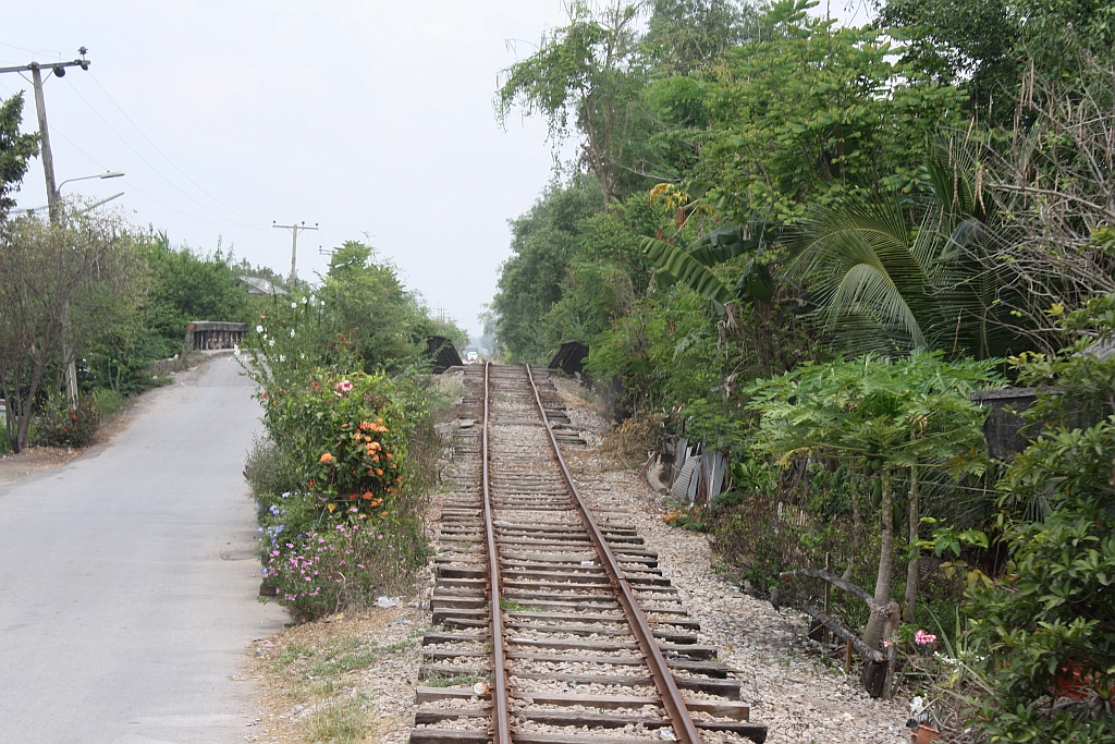 Um die Schiffbarkeit der Khlongs (Kanal) auch bei hohem Wasserstand zu gewrleisten, sind dir Brcken meist hher als die Bahntrasse ausgefhrt. Dadurch ergeben sich Perspektiven wie hier am 21.Mrz 2014 zwischen den Haltestellen Hst. Bang Thorut und Ban Kralong.