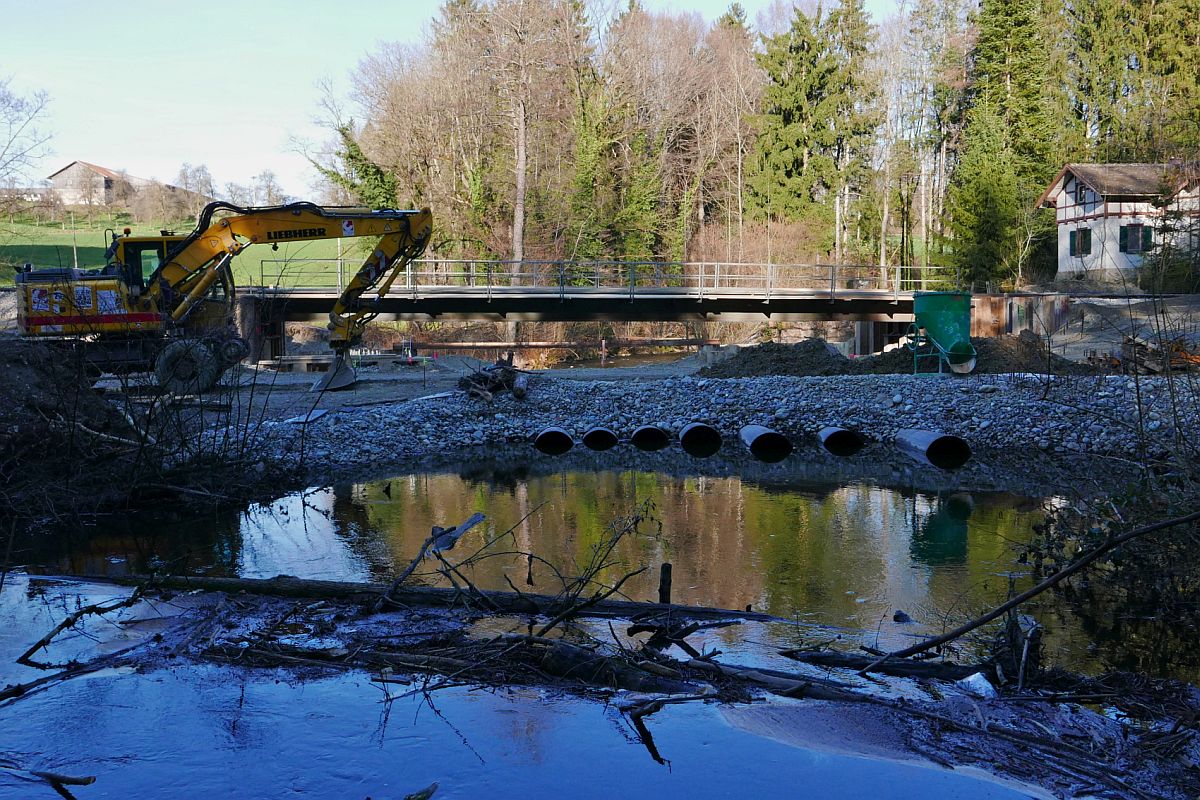 Um im Schussentobel bei Kilometer 159.8 die Eisenbahnbrcke erneuern zu knnen, mussten Rohre in die Schussen gelegt und der Flu aufgeschttet werden, um die Baumanahme ausfhren zu knnen (16.03.2020)
