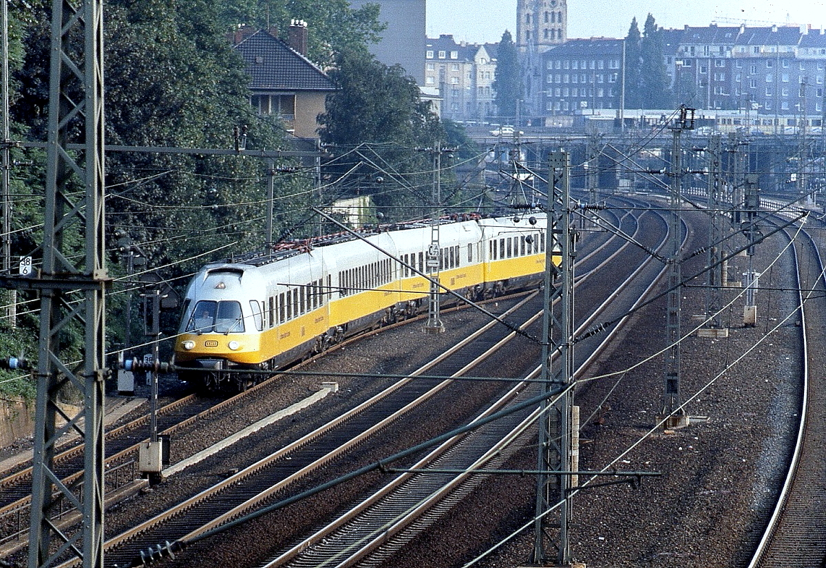 Um sein Ziel, den Düsseldorfer Flughafen, zu erreichen, musste der Lufthansa Airport-Express die Hauptstrecke Düsseldorf - Duisburg unterqueren. Hierzu wechselt Anfang der 1990er Jahre ein 403 am Abzweig Rethel von der Hauptstrecke auf das Gleis der Güterumgehungsbahn.