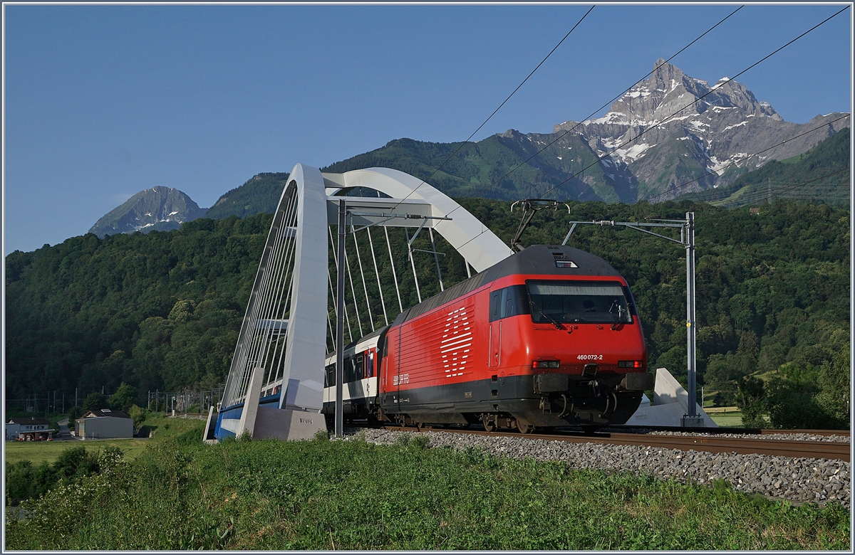 Um die Sommer-Sonnen-Wende und nur für eine gute Stunde vermag die nun hoch stehende Sonne die Rhone Brücke zwischen Bex und St-Maurice von dieser für die Bahnfotografie vorteilhaften Seite ins Licht zu rücken: Im Bild die SBB Re 460 072-2 die ihren IR 90 1807 in Richtung Brig schiebt. Rechts oben im Bild ist noch ein Teil der  Dents de Midi  zu sehen.

25. Juni 2019 
