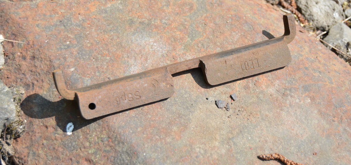 Um die Spurweite wieder herzustellen werden Spurplättchen, auch SSP genannt eingebaut. Diese gibt es in Stärken von 1mm bis 8mm und größer. Diese werden seitlich zwischen Schienenfuß und Rippenplatte eingeschlagen.

Grevenbroich 13.05.2016