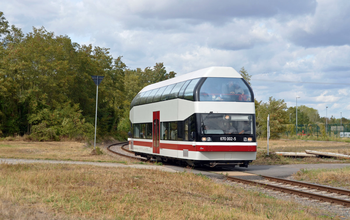 Um vom Standort der RBB zum Standort der Bayer-Werke zu kommen musste 670 002 in Bitterfeld auf Höhe der Oststraße Kopf machen. Hier erreicht der Triebwagen am 22.09.18 diese Stelle.