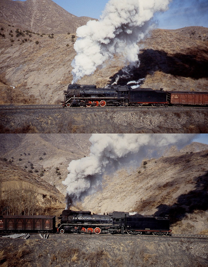 Um die Steilrampe von Chengde zum Stahlwerk Shuangtashan zu bewältigen, erhielten die Züge Unterstützung durch eine, manchmals auch zwei Schublokomotiven, auf diesem Bild vom Februar 1998 sind je eine JS als Zug- und Schublok unterwegs
