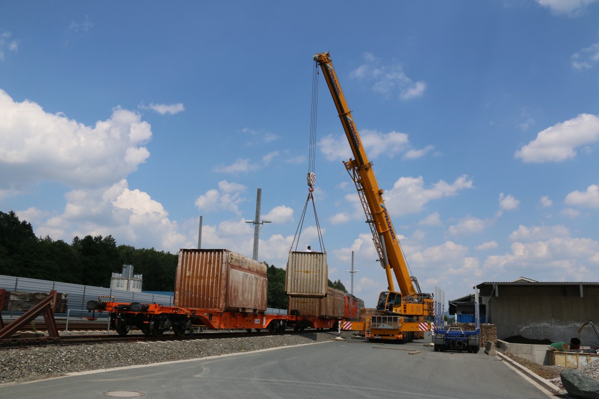 Um die verschieden Beladungszustände der Wagen zu erproben wurden die Türkischen Wagen jeweils unterschiedlich beladen . Durch das fehlen eines Portalkrans musste ein Autokran die Verladung übernehmen. Hier im Bild zu sehen in Wettmanstätten in der Weststeiermark . 7.06.2015