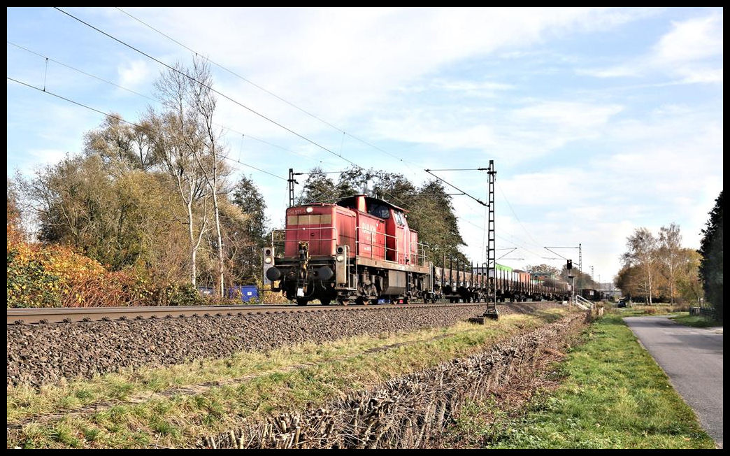 Um zeitgleich schnellere Züge auf dem Hauptgleis zwischen Osnabrück und Hasbergen durch zu lassen, wird häufig das Gegengleis für langsame Züge von Osnabrück nach Hasbergen genutzt.
So geschehen am 10.11.2021 um 13.03 Uhr, als 294571-5 mit einem langen Zug zum Stahlwerk nach Georgsmarienhütte hier am Wilkenbach in Hasbergen unterwegs war.