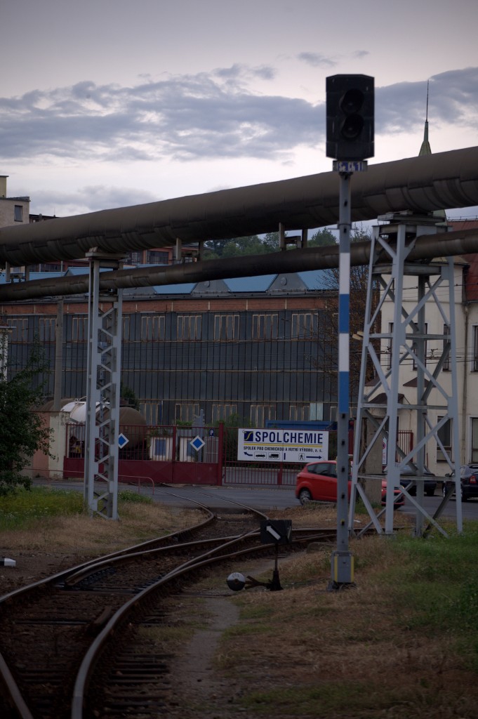 Um zum EG bzw. zu den Bahnsteigen in Usti nad Labem Szapad zu gelangen, muss man dieses Anschlußgleis überqueren.23.08.2014 19.23 Uhr.