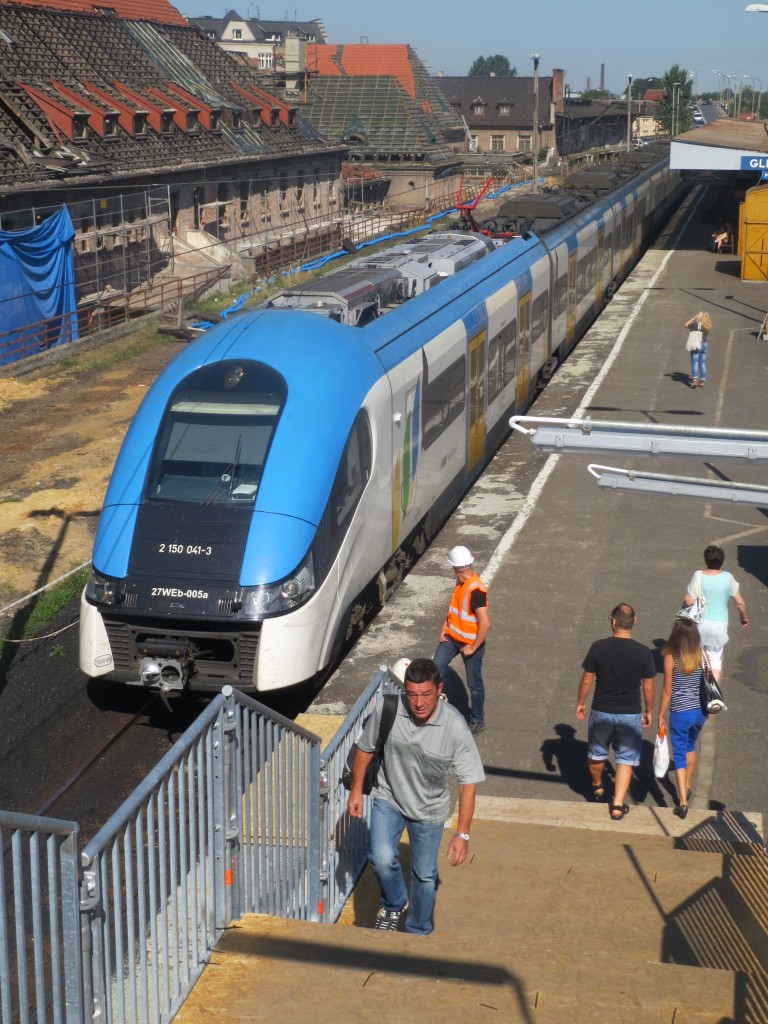 Umbau bzw. Renovierung vom Hauptbahnhof Gleiwitz (Gliwice) schreiten voran. Aufnahme vom 2. Juli 2015 von der provisorischen Bahnüberführung zwischen den Bahnsteigen auf 2 150 041-3