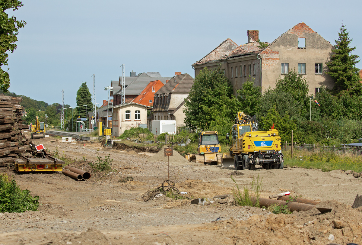 Umbauarbeiten auf dem Bahnhof Sassnitz zur ESTW Anbindung mit Gleisbau-u. Oberleitungsarbeiten, der Bahnübergang wird ebenfalls erneuert und erhält eine neue Schrankenanlage. - 09.08.2021
