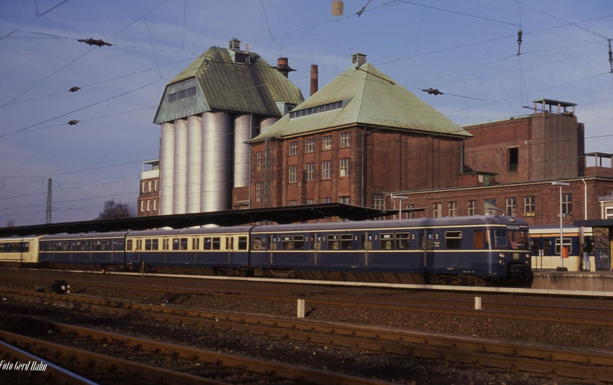 Umbruch Phase bei der Hamburger S-Bahn am 17.11.1988:
470427 gekuppelt mit einem 472 hält um 11.00 Uhr als S 21 nach Aumühle in Hamburg Eidelstedt.