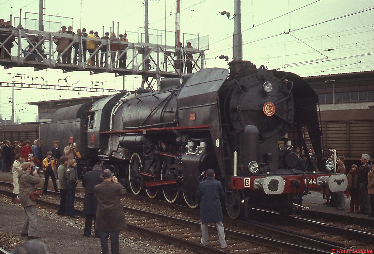 Umgeben von  Eisenbahn-Paparazzi  rangiert die 141 R 1244 im Bahnhof St. Gallen (Frühjahr 1979)