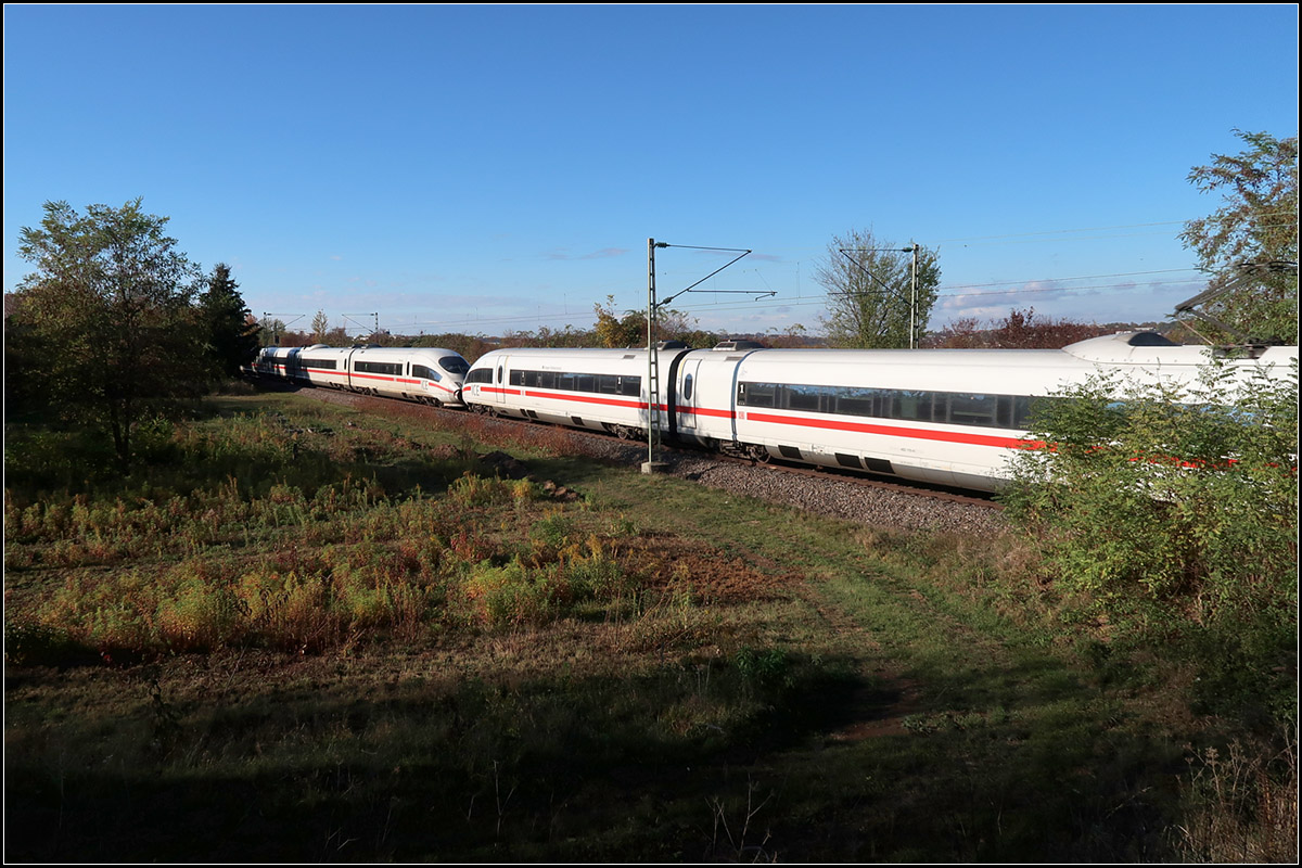Umgeleitet auf dem Weg nach München -

... befährt ein ICE 3 bei Weinstadt-Endersbach die Remsbahn.

01.11.2018 (M)