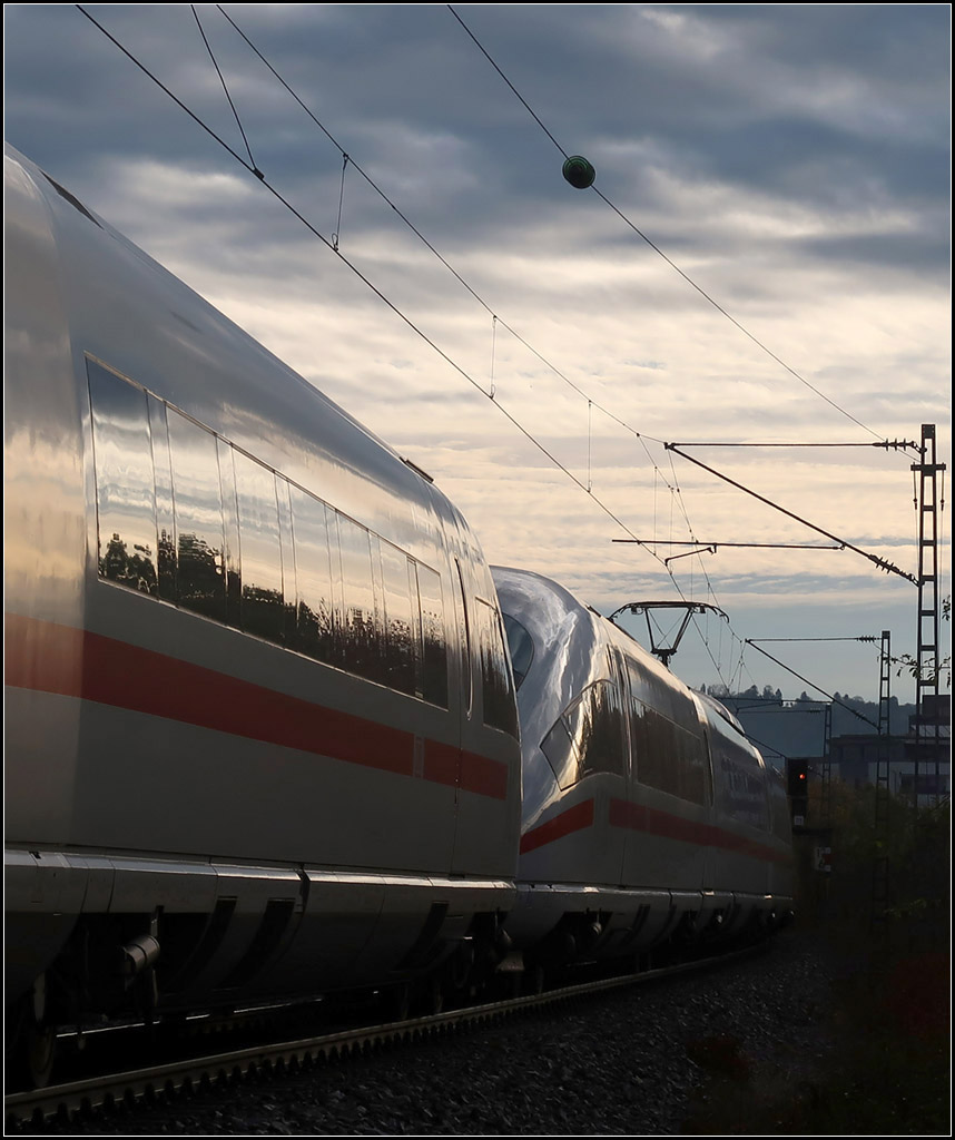 Umgeleitet gen München -

ICE 3 auf der Remsbahn bei Weinstadt-Endersbach.

02.11.2018 (M)