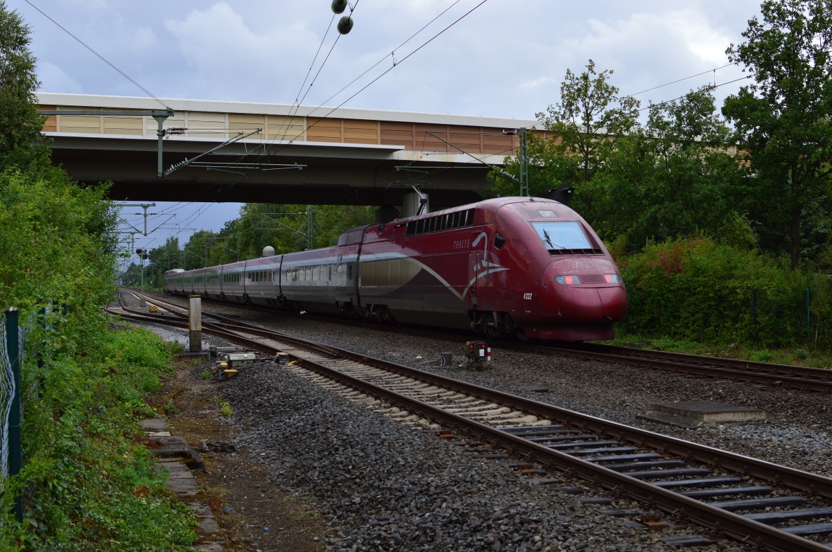 Umgeleitet im Sturmesbrausen kommt der Thalys 4332 recht flott durch Korschenbroich gen Mönchengladbach gefahren wie auf dem Nachschuß zu sehen ist. 25.7.2015