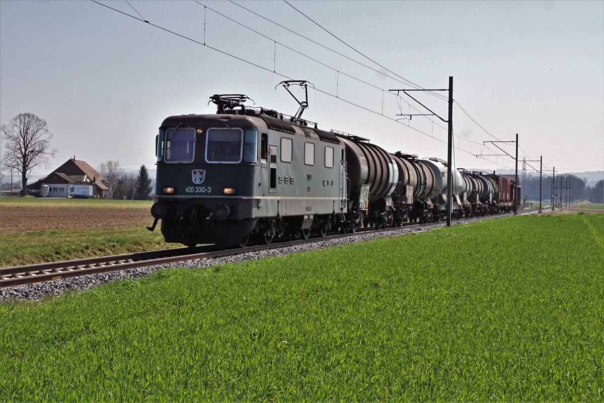 Umgeleiteter Güterzug von SBB CARGO.
Die grüne Re 420 330-3 brachte am 30. März 2019 diesen fotogenen Güterzug nach Solothurn.
Die Gegenlichtaufnahme entstand auf der idyllischen BLS-Einspurstrecke, ehemals EBT, zwischen Aefligen und Utzenstorf. Dabei kam es zur freundlichen Begrüssung zwischen dem Lokführer Simon Bütikofer und dem Bahnfotografen. 
Foto: Walter Ruetsch   