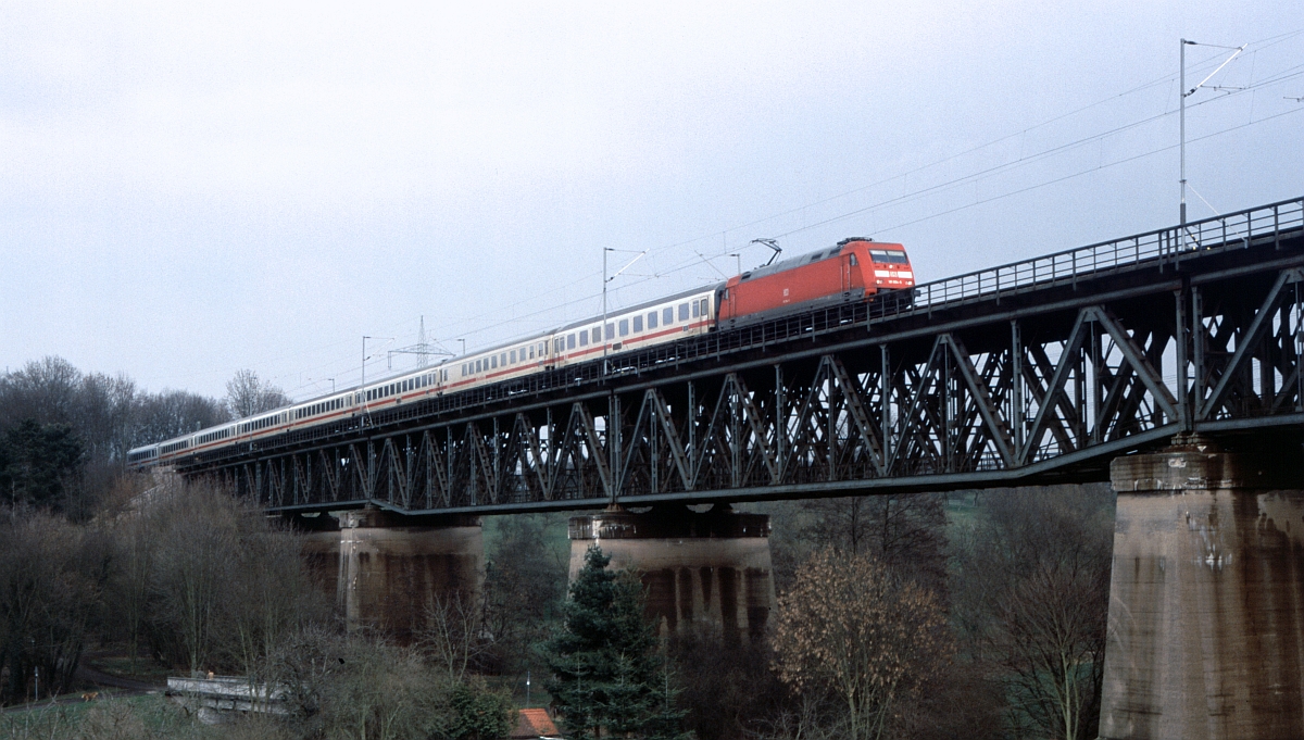 Umgeleiteter IC am 25.5.2005 auf dem Assenheimer Viadukt, Strecke Friedberg - Hanau.  