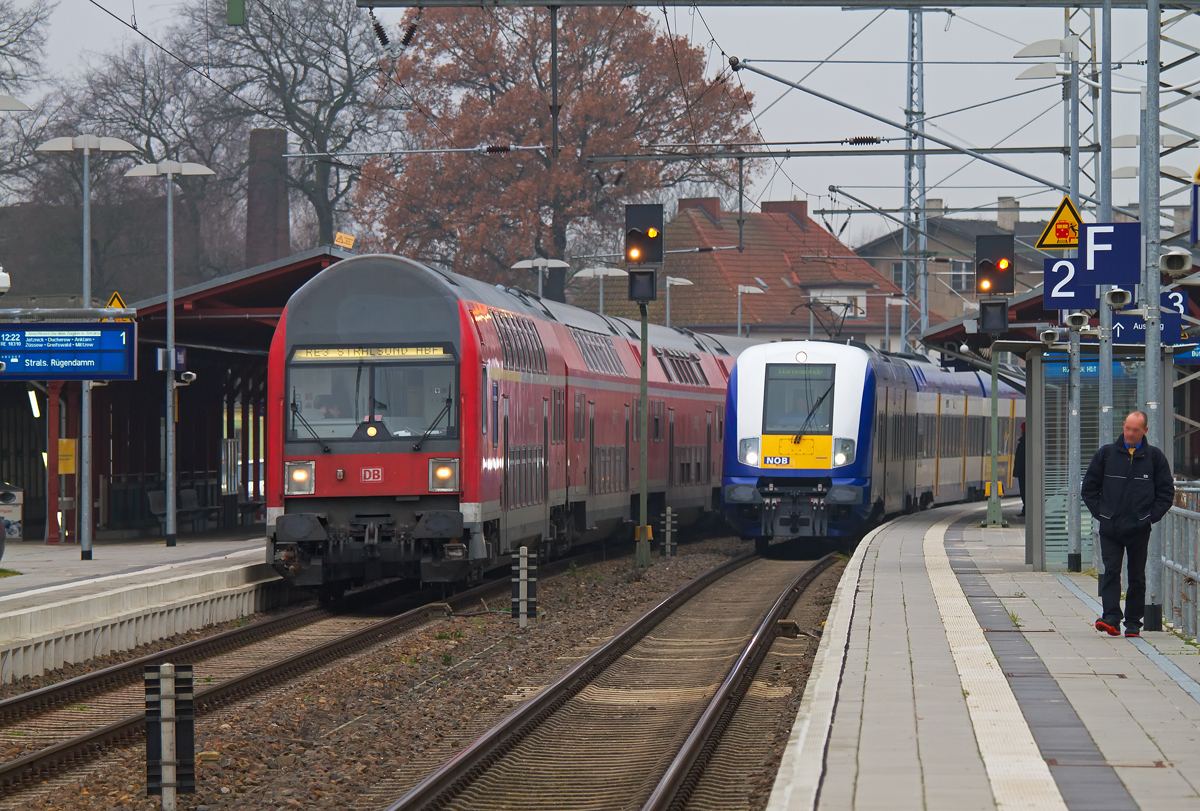Umgeleiteter Interconnex (wegen Bombenentschärfung in Oranienburg) überholt in Pasewalk den RE 3 nach Stralsund. - 04.12.2013