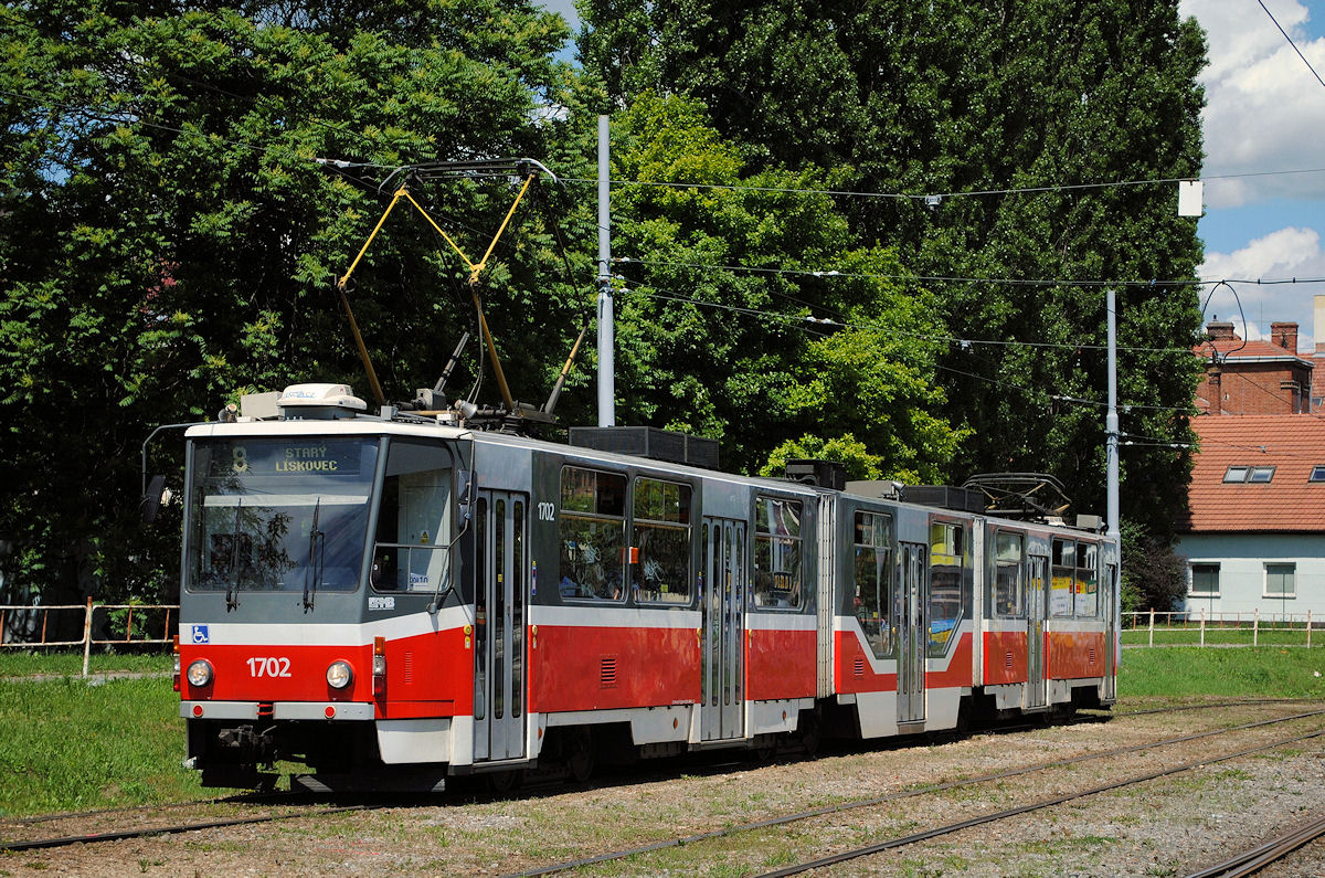 Umgeleiteter Tw. 1702 der Linie 8 in der Videnska kurz hinter der Haltestelle Celni. (18.06.2016)