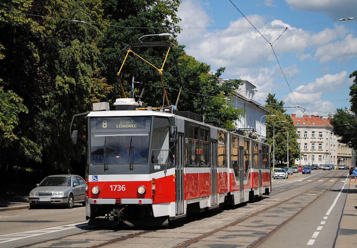 Umgeleiteter Tw. 1736 der Linie 8 in der Videnska kurz vor der Haltestelle Celni. (18.06.2016)