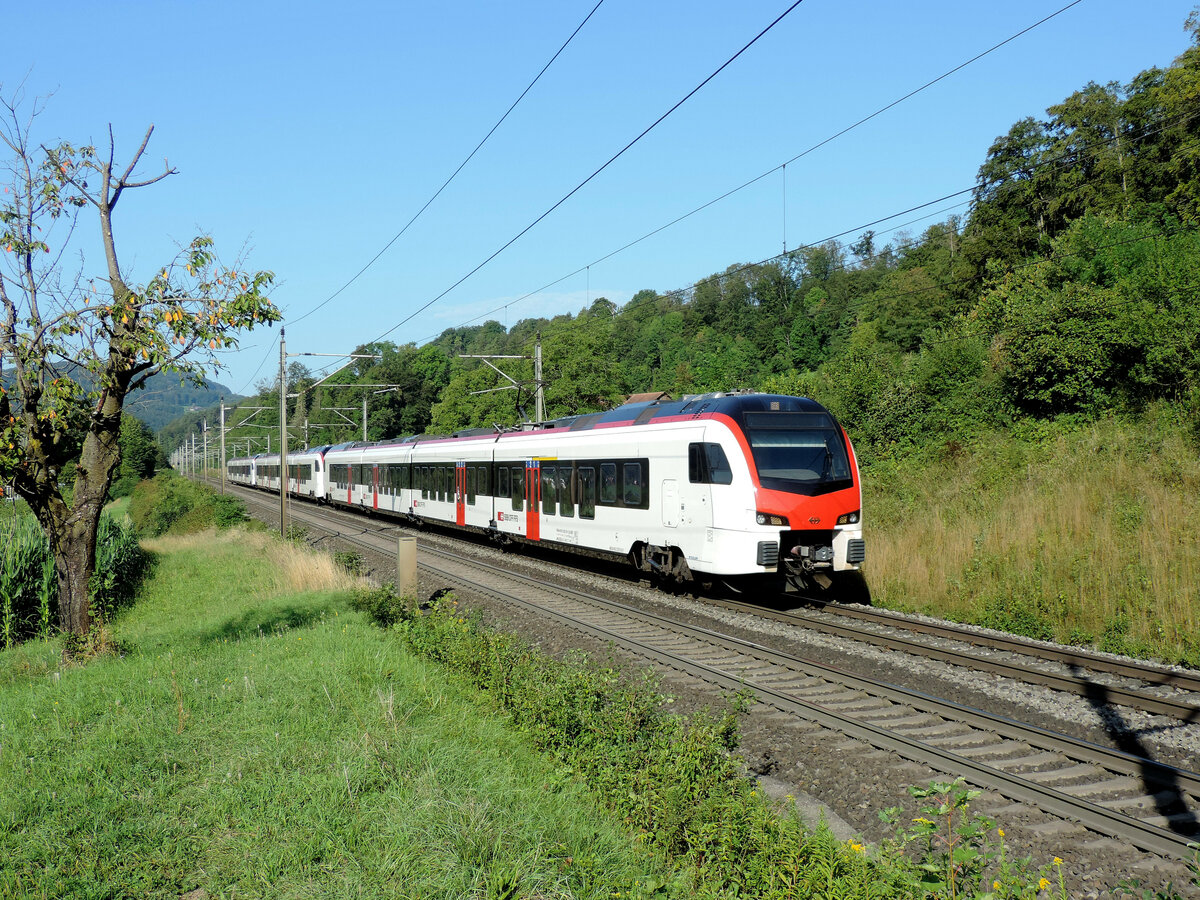 Umiken - 18. August 2023 : RABe 523 510 + 509 + 506 am IR 2063 Basel - Zürich Flughafen.

Link zum Video : https://www.youtube.com/watch?v=X9DW3xfJ8CM